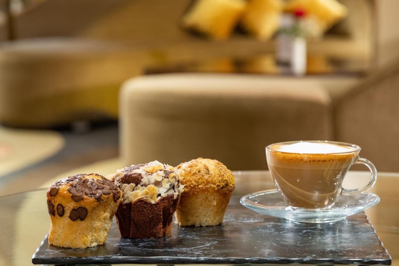 Millennium Makkah Al Naseem Μέκκα Εξωτερικό φωτογραφία Coffee and three different types of muffins